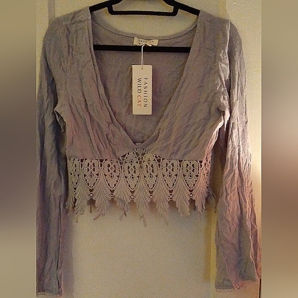 FASHION WILD CAT Tops - NWOT FASHION WILD CAT GREY LONG BELL SLEEVE CROPPED TOP Sz Large